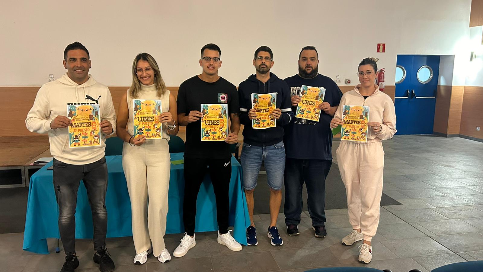 Representantes de murgas asistentes al sorteo del concurso del Carnaval de Arrecife 2024.