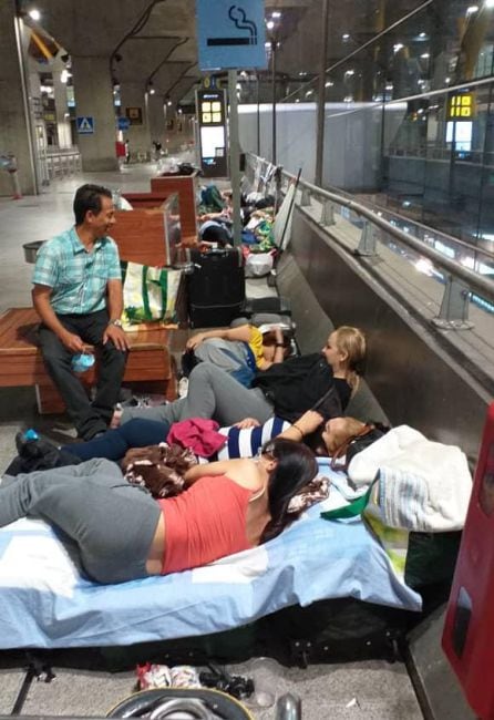 Miembros de la plataforma Venezolanos Varados en España charlan y descansan en el campamento donde una treintena de ellos vivía y dormía en la terminal 4 del aeropuerto de Barajas hasta el jueves 30 de julio