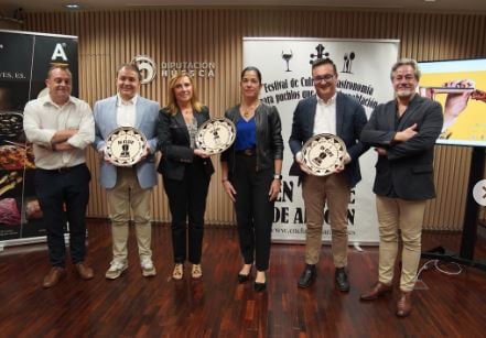 Presentación de En Claves Aragón con la diputada de Servicios Sociales, Lola Ibort, la directora general Innovación y Promoción Alimentaria, Amparo Cuéllar, el alcalde de Lascuarre, José Luis Lloret, el presidente de la Comarca de Ribagorza, Roque Vicente, y el director del certamen, Arturo Gastón