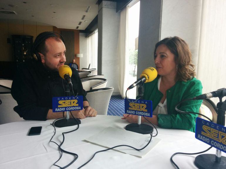 La alcaldesa, Isabel Ambrosio, visitó la tertulia deportiva de la Ser