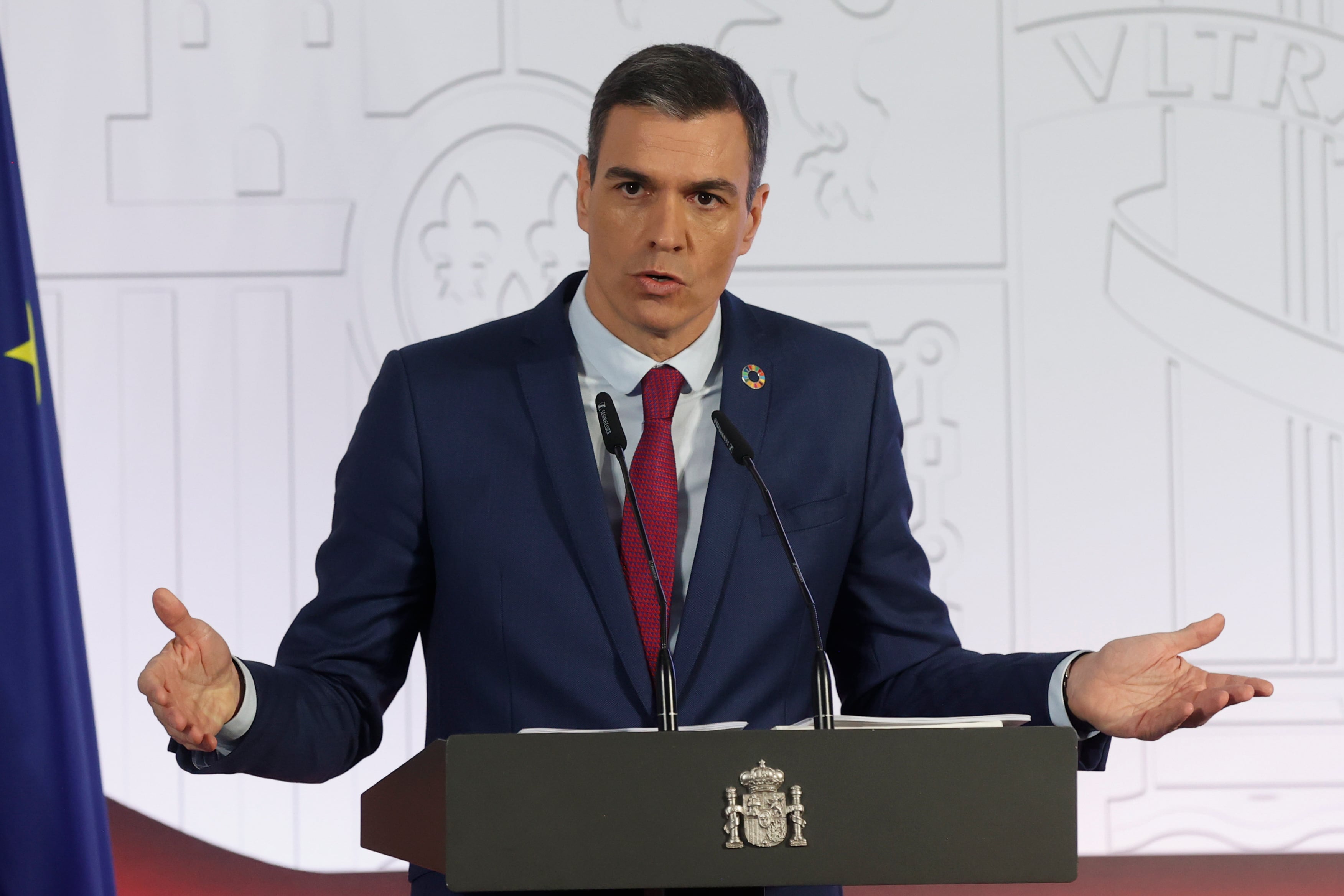 MADRID, 27/12/2022.- El presidente del Gobierno, Pedro Sánchez comparece antes los medios tras el Consejo de Ministros celebrado en el Palacio de La Moncloa en Madrid este martes. EFE/ Juan Carlos Hidalgo
