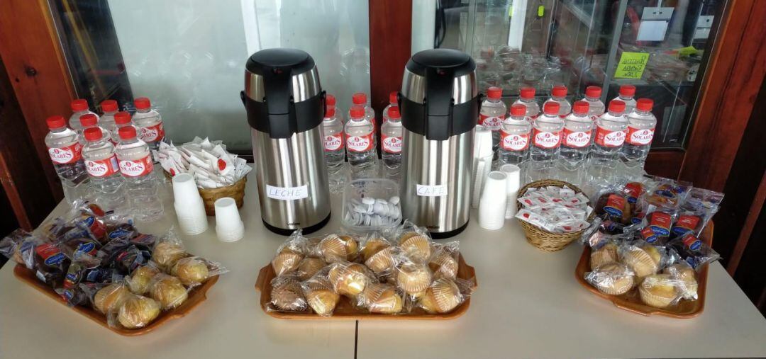Buffet surtido de cafés, bebidas y bollertías para los transportistas