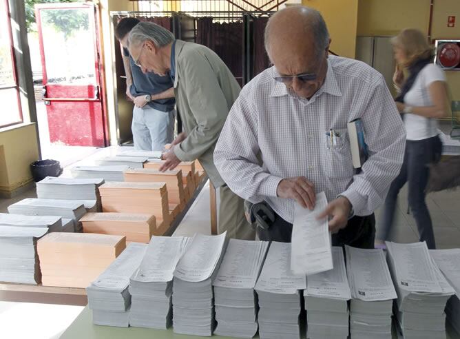 Varias personas escogen su papeleta en unas elecciones pasadas.