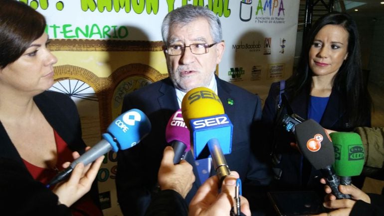 Ángel Felpeto, acompañado de Maite Fernández ( izquierda ) y Cristina Álvaro, directora del CEIP Ramón y Cajal