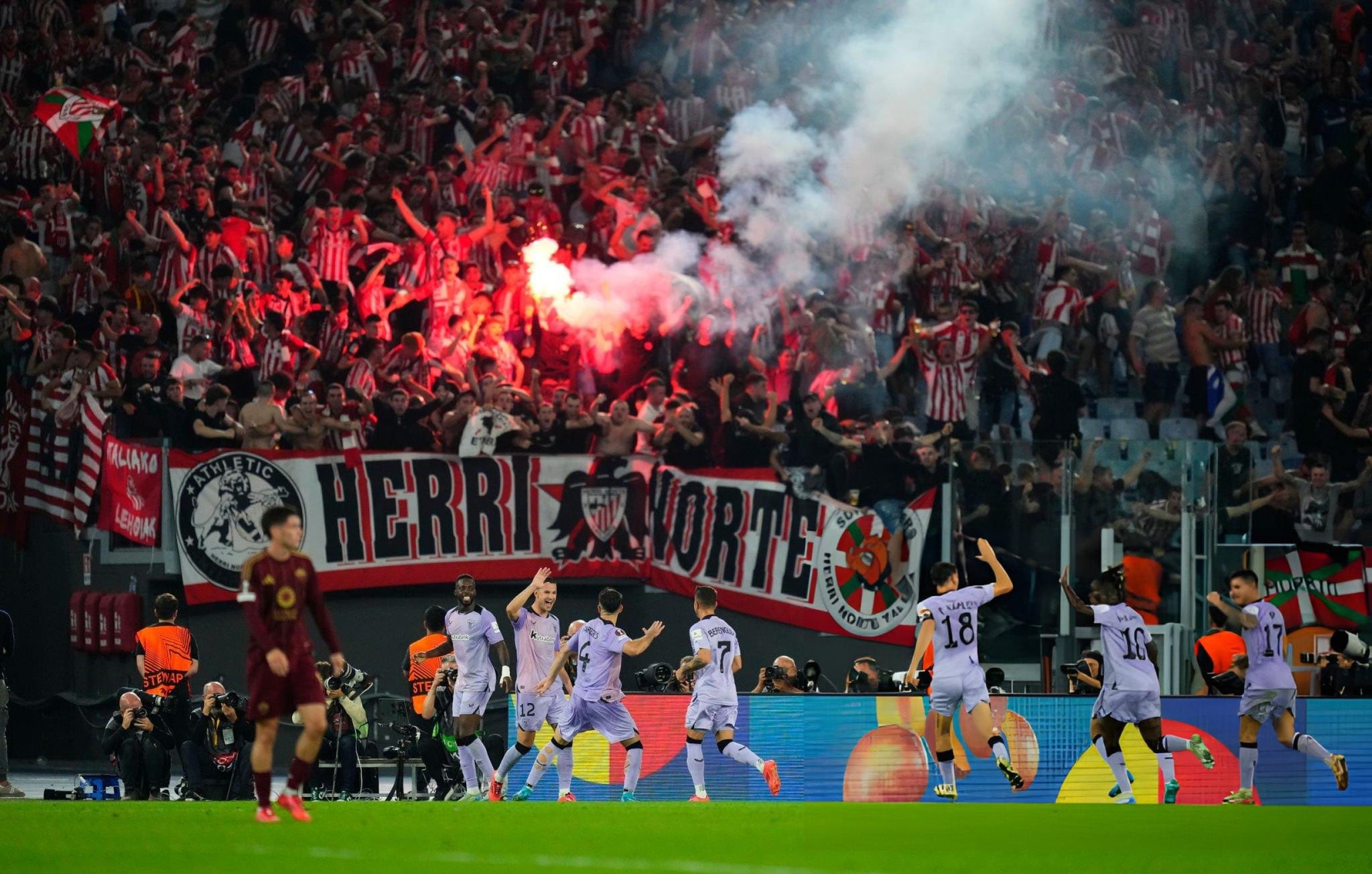 Aficionados del Athletic encienden bengalas tras el gol de Paredes