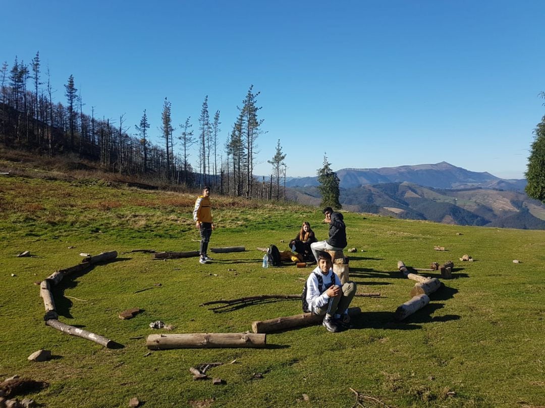 Los cuatro jóvenes alumnos del Instituto Municipal de Formación Profesional Básica de Eibar, en un alto de su excursión para tomar el &#039;hamarretako&#039;