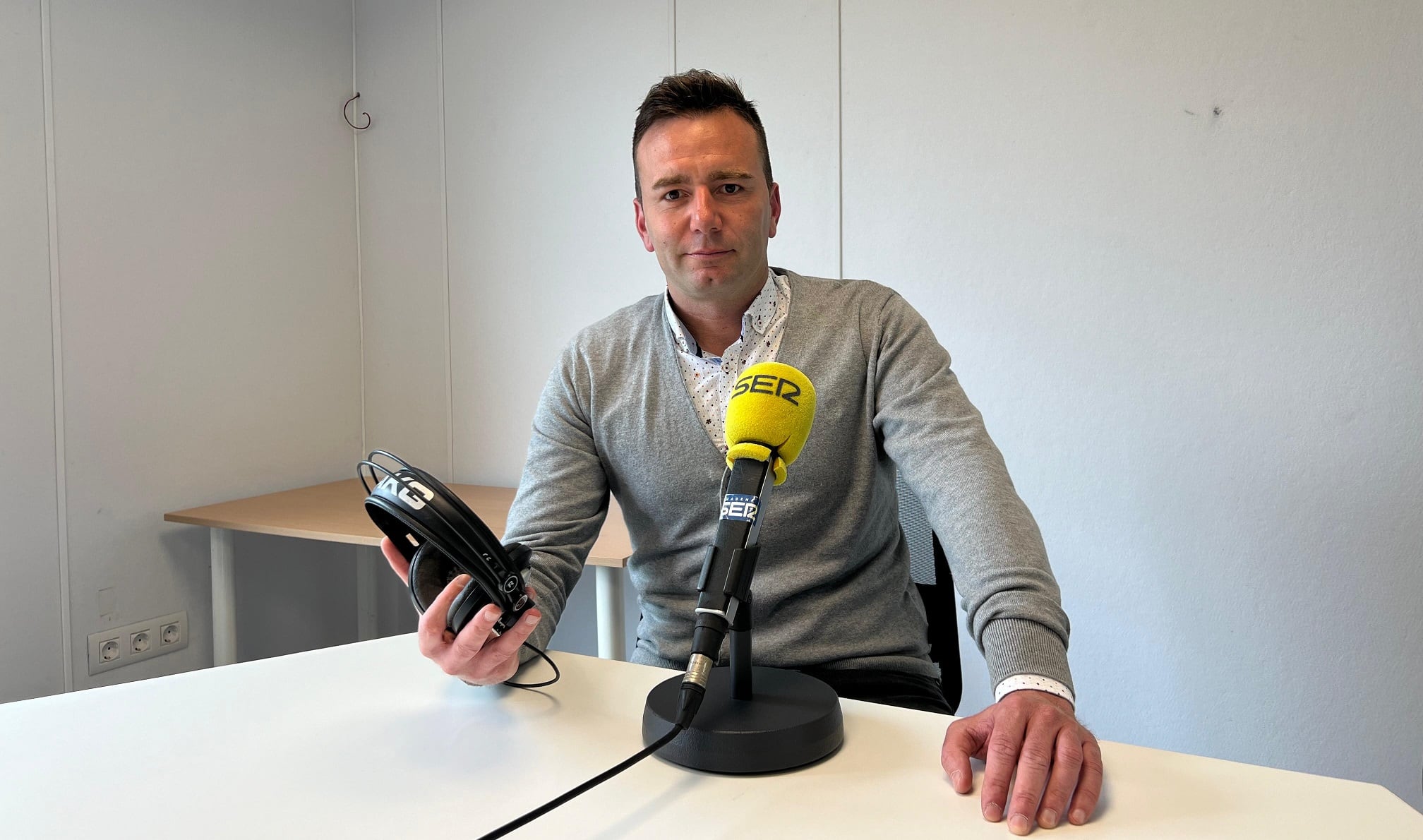 José Antonio López Toca, en los estudios de Radio Santander.