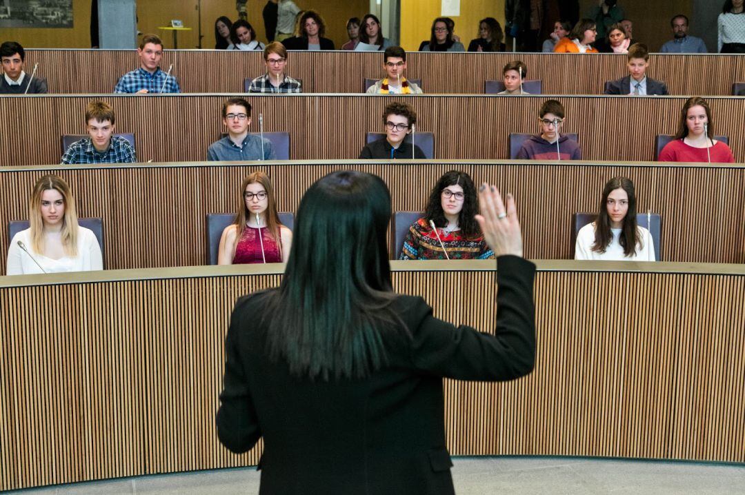 Sessió de la 15a edició del Consell General dels joves. Avui un nou grup de secundària ha participat en les comissions de treball per presentar els seus projectes legislatius per debatre en la sessió del dia 20.