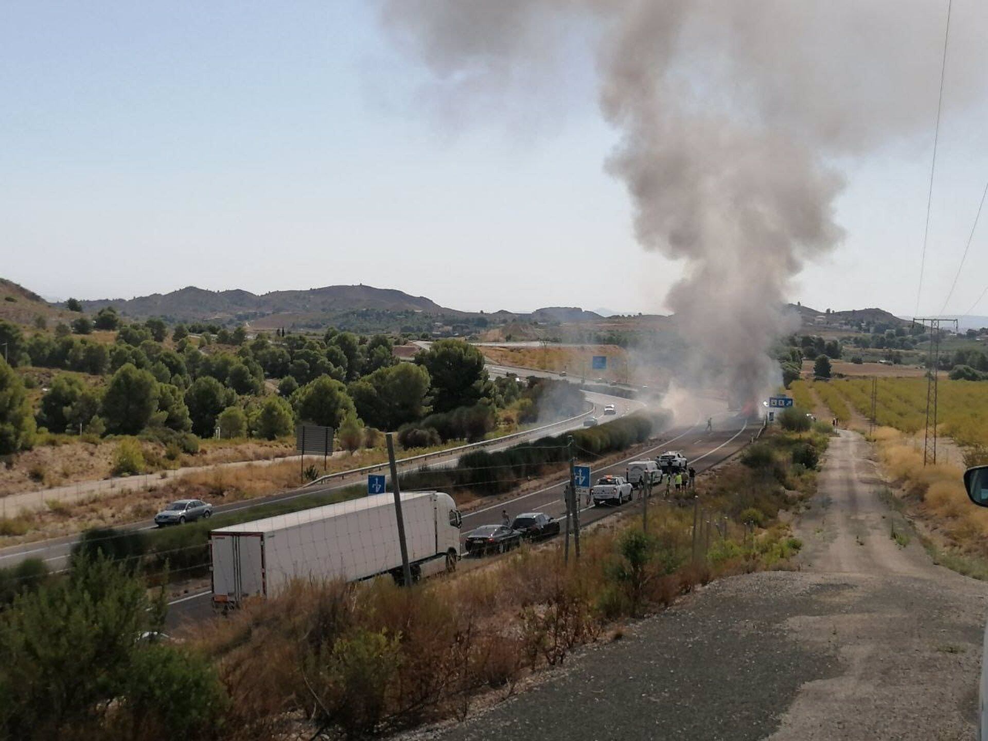 Arde un autobús en la autovía del Noroeste a su paso por Mula / Agentes Medioambientales de la Región de Murcia