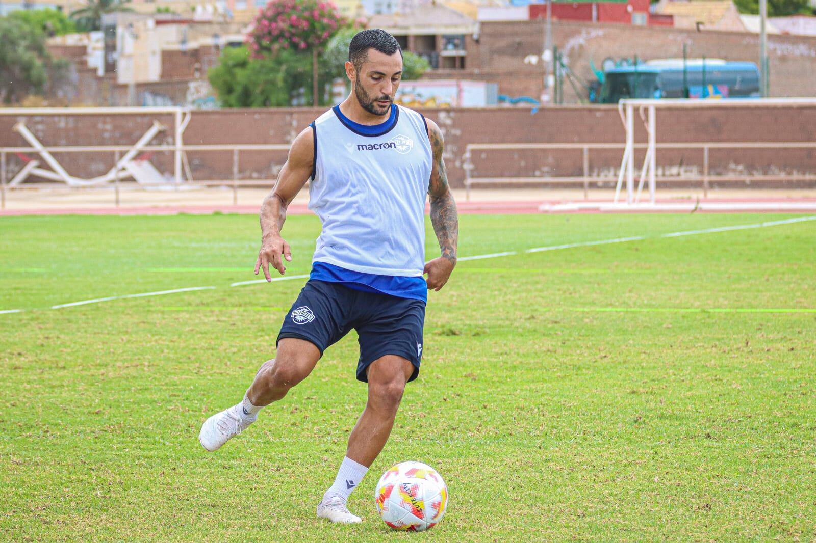 Leo Ferroni, jugador Intercity, en el Manolo Maciá