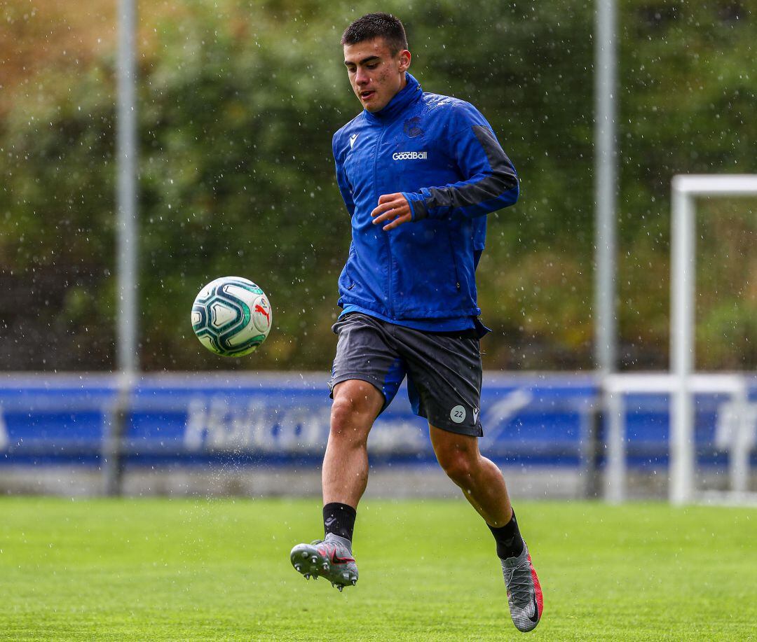 Barrenetxea controla un balón en una sesión en Zubieta