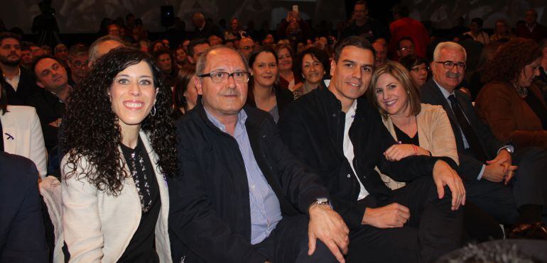 Irene García posa junto a Pedro Sánchez en un acto en la provincia de Cádiz