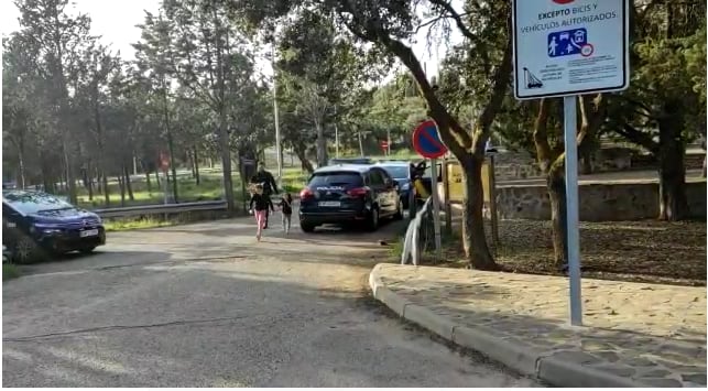 Las menores corriendo al reencuentro con su padre