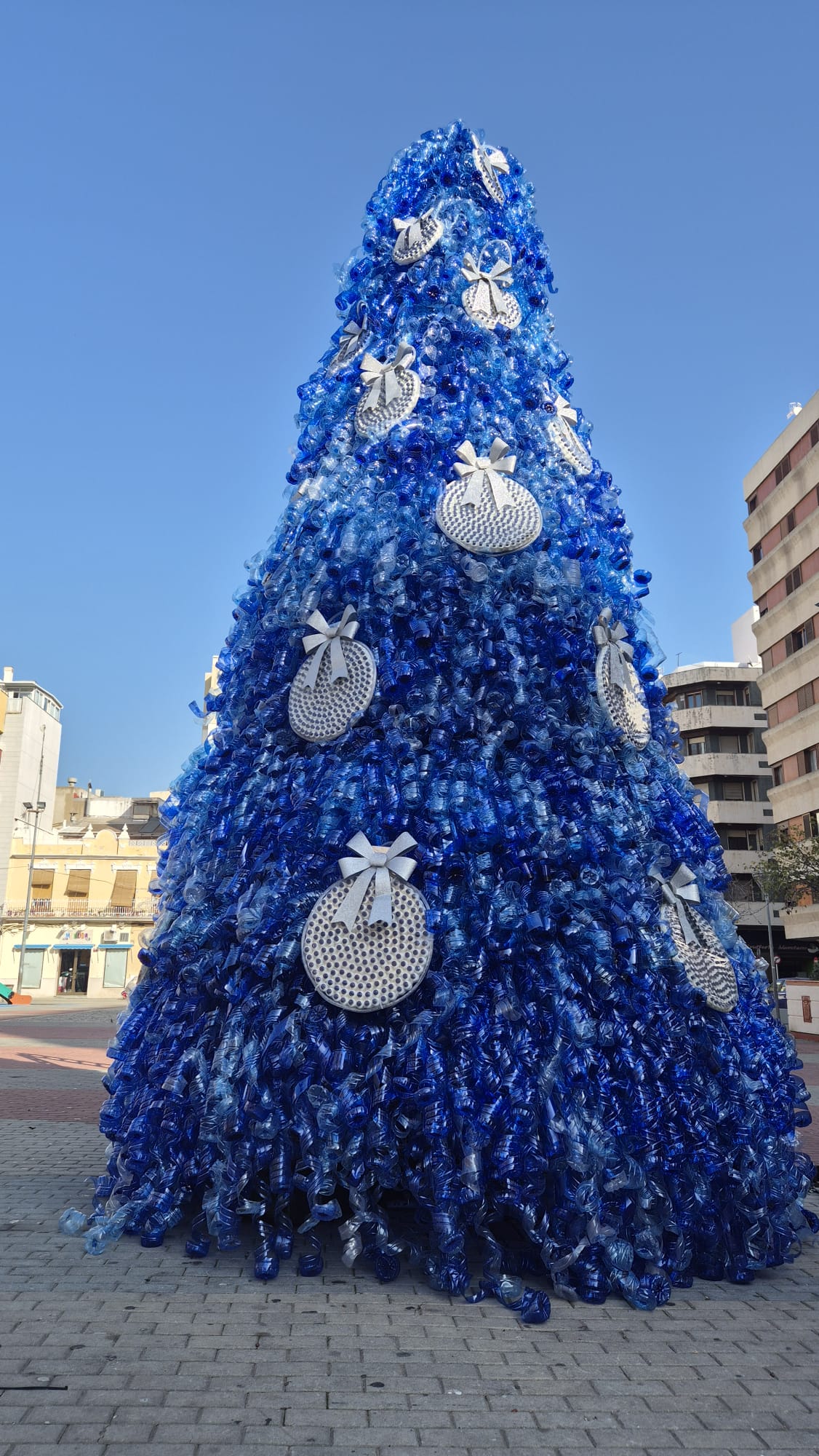 Árbol realizado con botellas de plástico en Tavernes de la Valldigna.