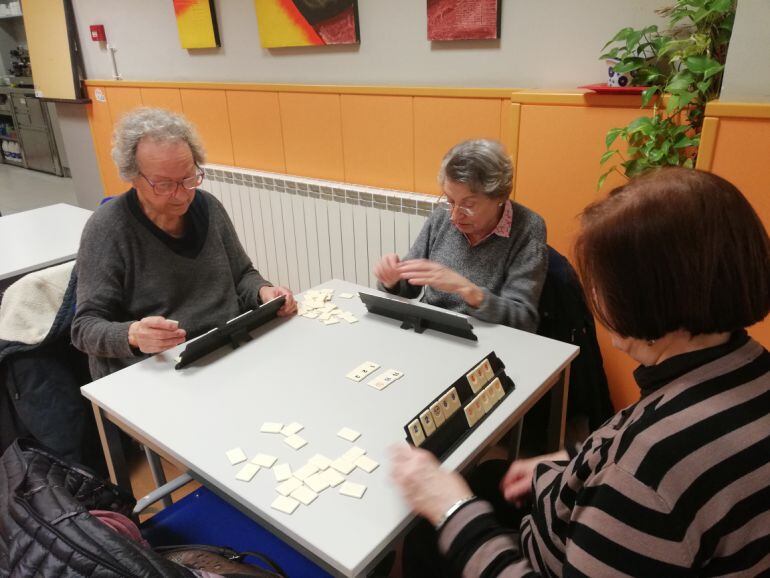 Jugant en una de les taules de la cafeteria de la llar de jubilats de Democràcia.