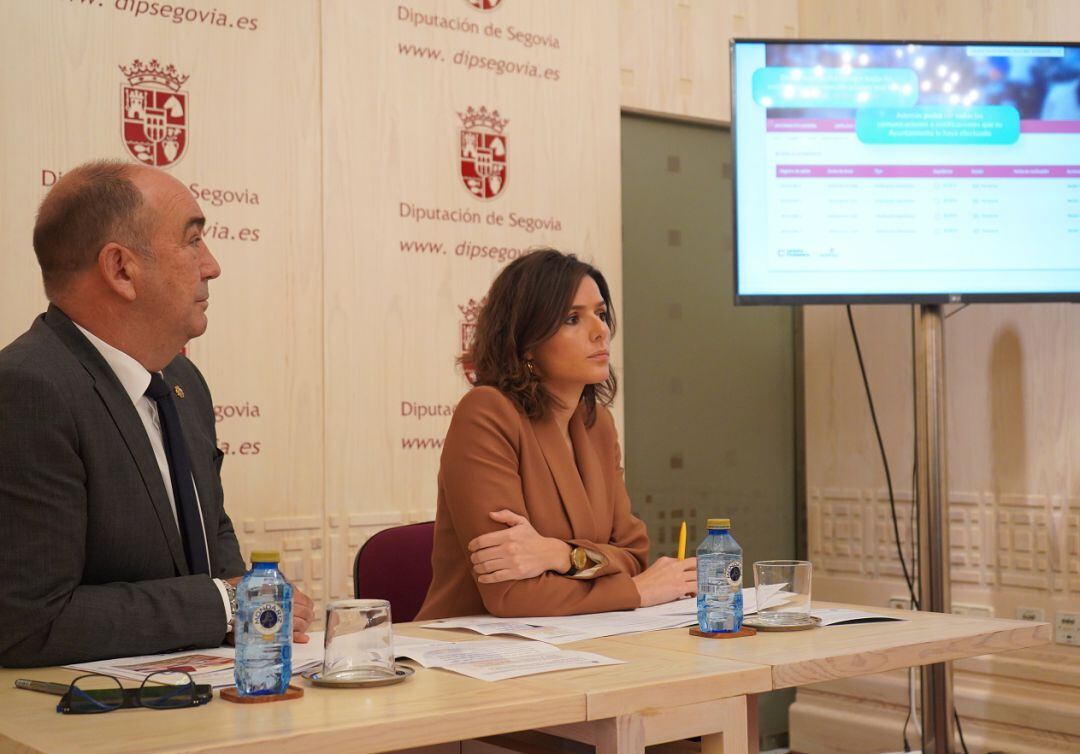 El presidente de la Diputación, Miguel Ángel de Vicente y la diputada Sara Dueñas durante la presentación de la Sede Electrónica