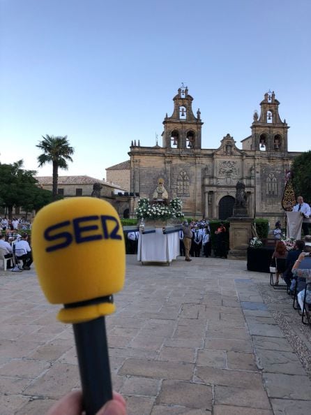 El micrófono de Radio Úbeda Cadena SER narrando el traslado de la Patrona de Úbeda