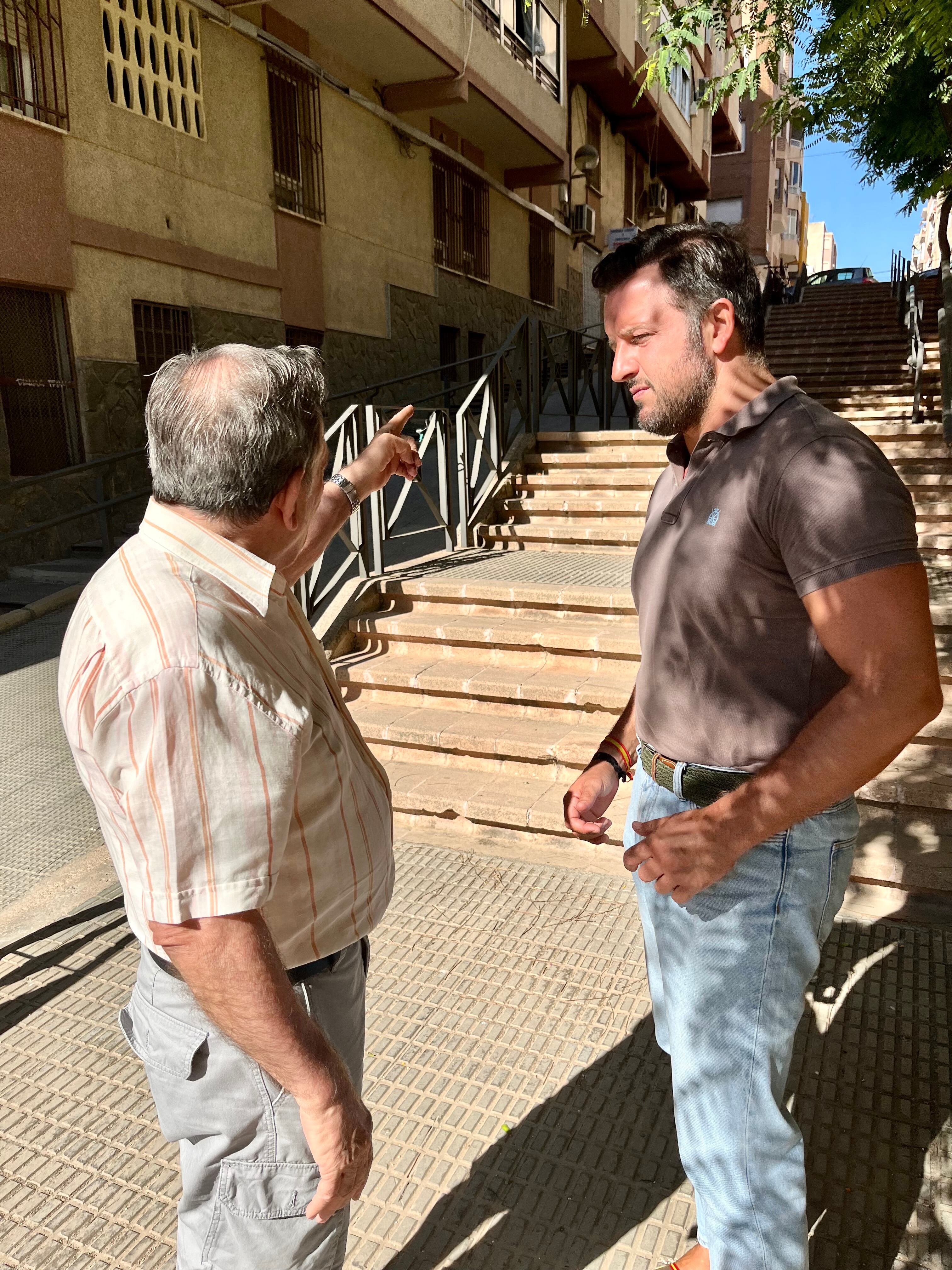 Pablo Ruz junto a un vecino del barrio de Porfirio Pascual