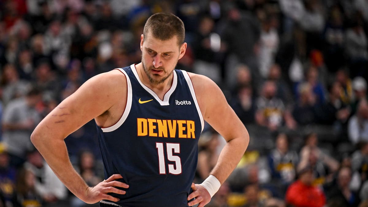 Alarma con Nikola Jokic: se lesiona en la rodilla tras chocar con un compañero