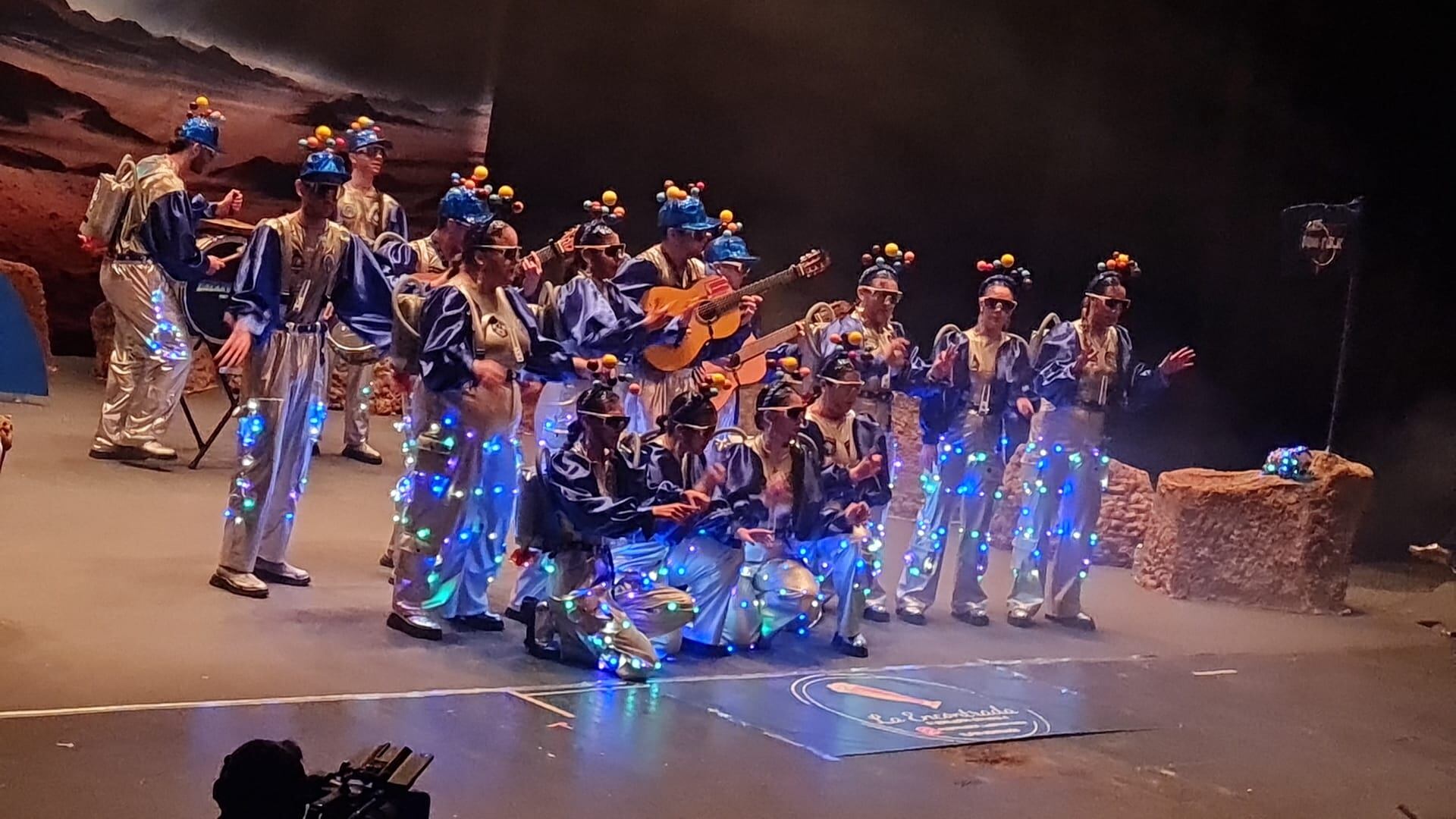 Mini Folk y su juego de luces. Segunda semifinal consecutiva de esta joven agrupación.