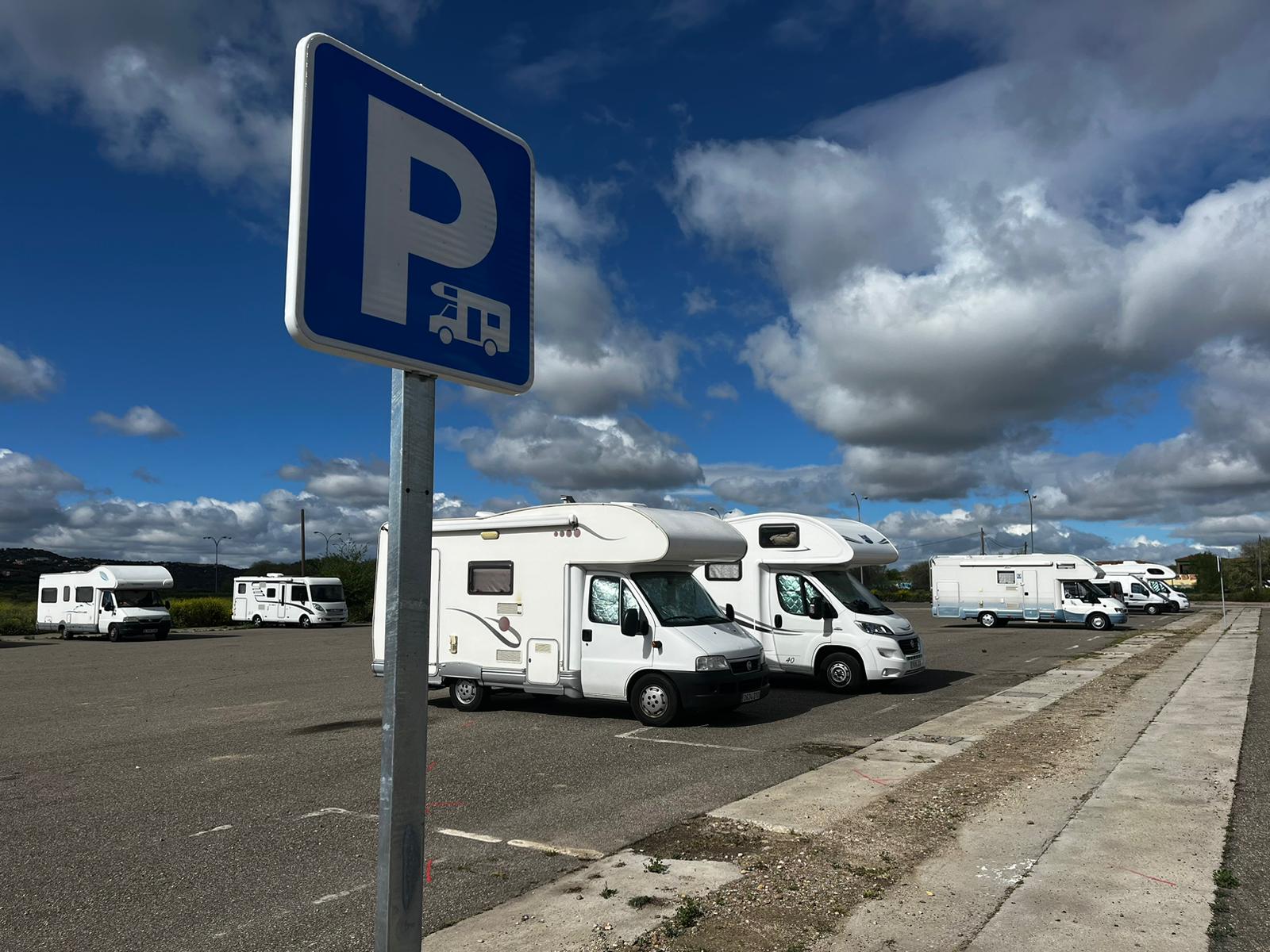 Imagen del aparcamiento de autocaravanas en el recinto ferial de 'La Peraleda' de Toledo, durante la mañana de Martes Santo