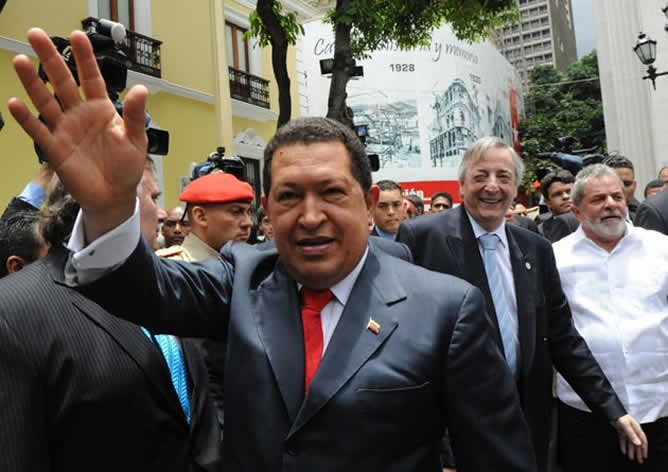 Los presidentes de Venezuela, Hugo Chávez, y de Brasil, Luiz Inácio Lula da Silva, y Néstor Kirchner en Caracas el pasado mes de agosto.