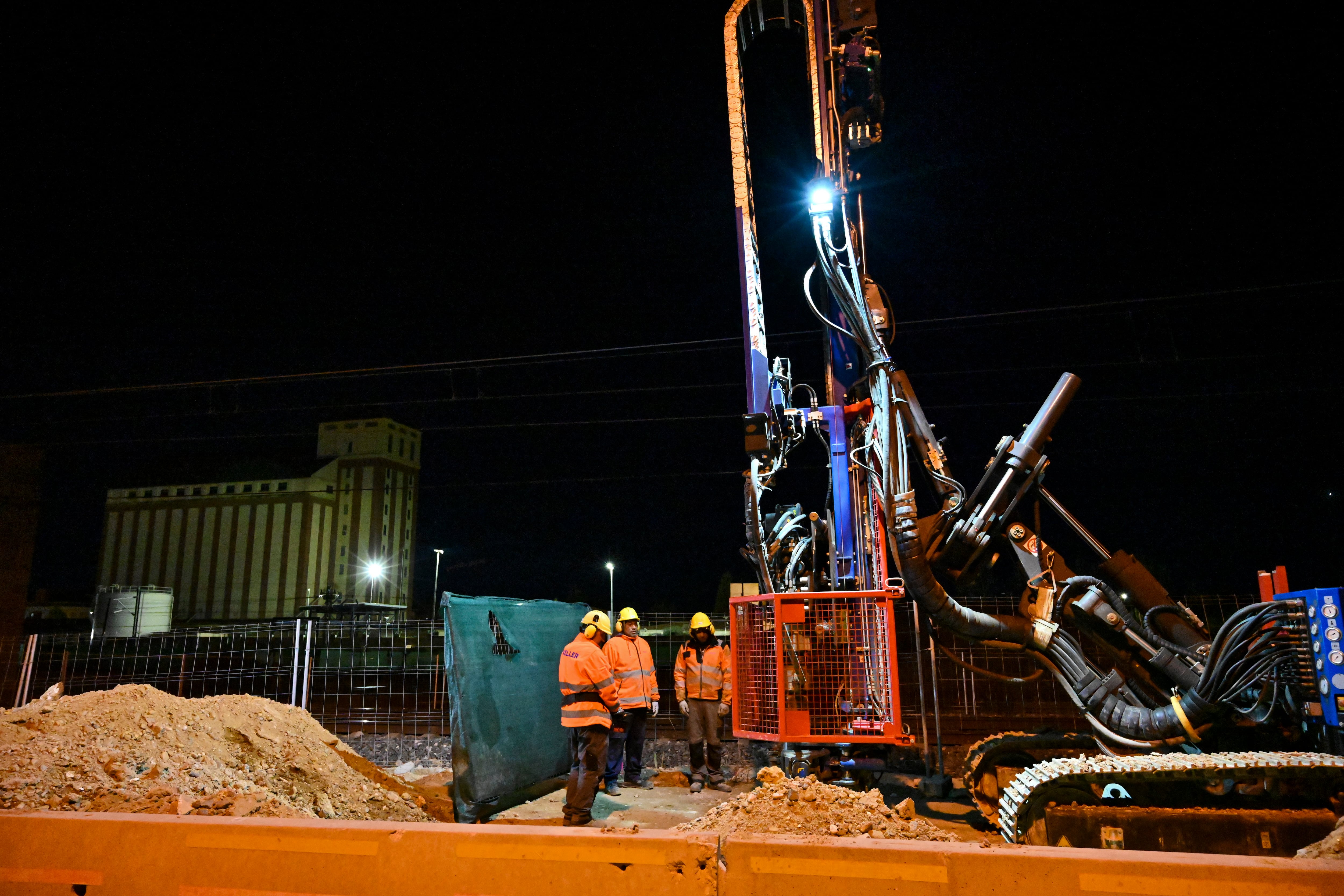 Adif confirma que los trabajos nocturnos continuarán el fin de semana en Palencia. EFE/ Almudena Álvarez