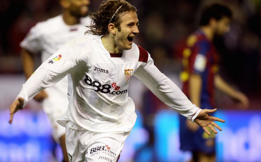 Diego Capel celebra un gol con el Sevilla