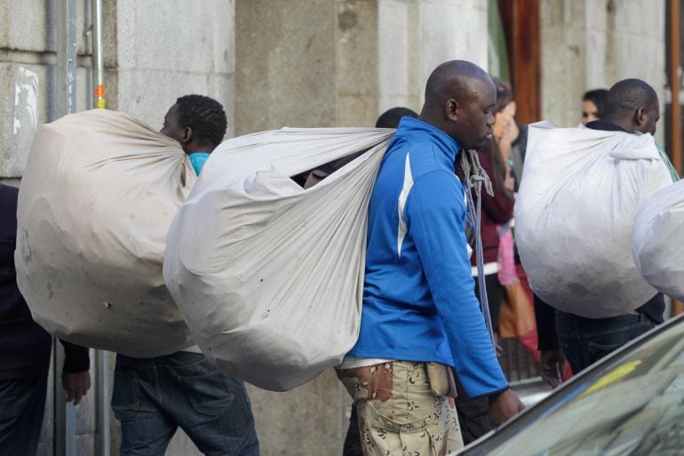 Manteros, top manta, inmigrantes en la calle