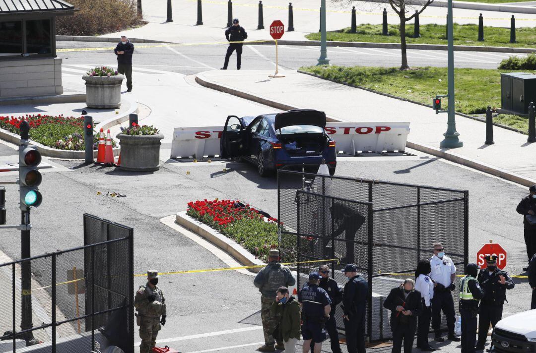 Un vehículo se ha estrellado contra la barrera de seguridad de unos de los controles de acceso al Capitolio de EEUU en un atentado con atropello en Washington.