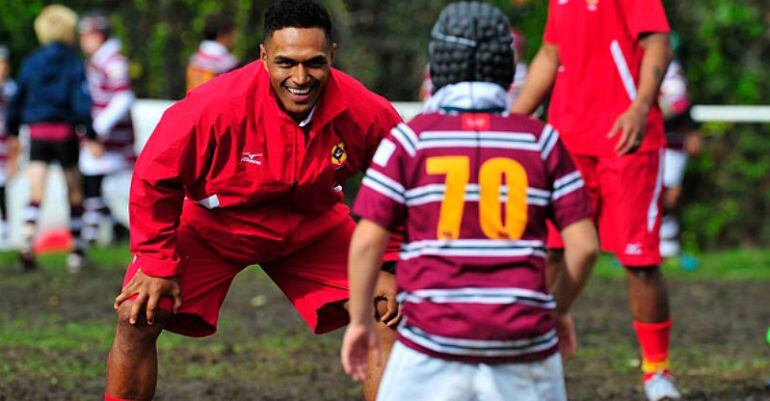 Los jugadores de Tonga con los niños de KREAB en Alcobendas 