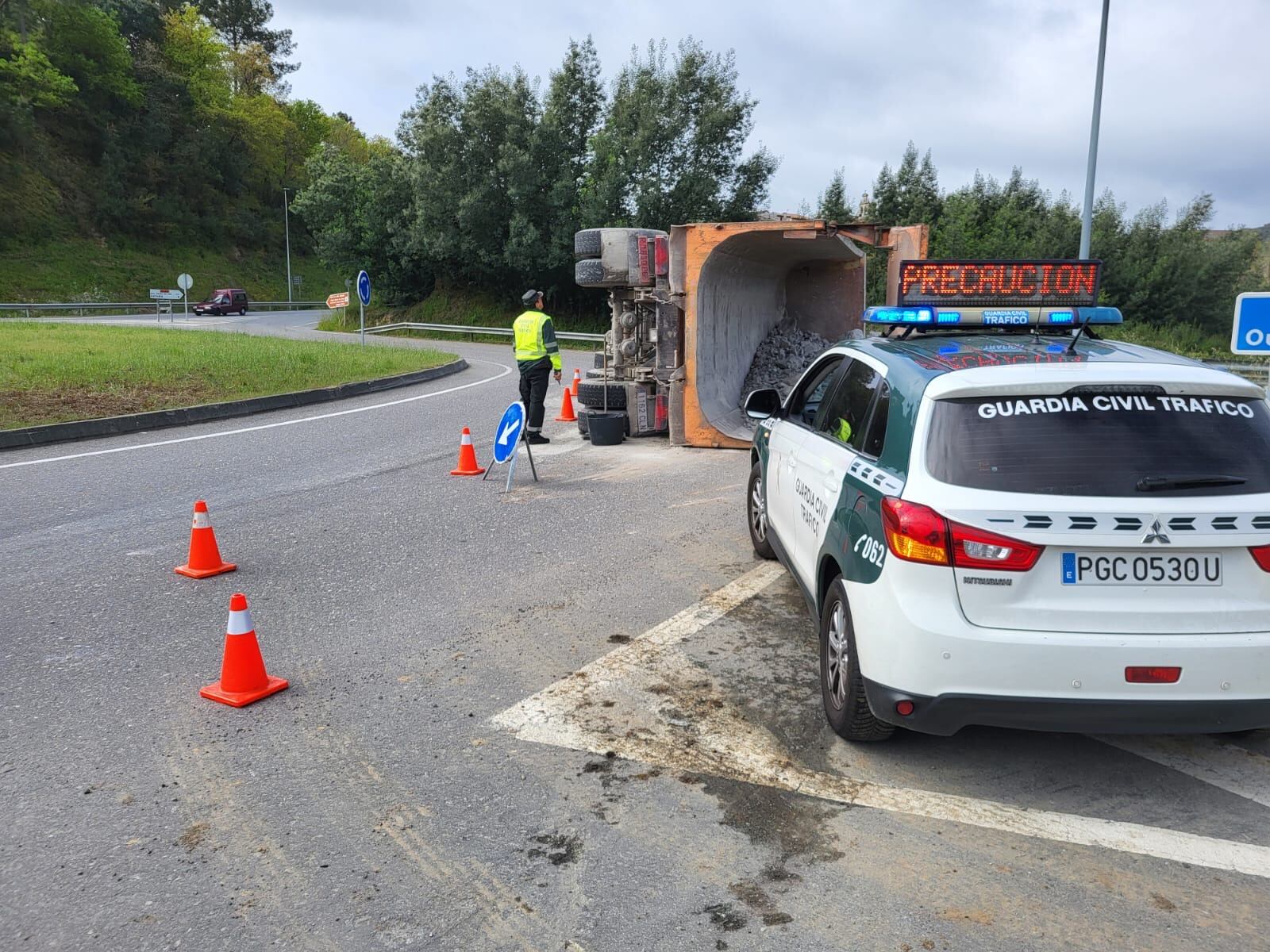 El camión volcado en la rotonda