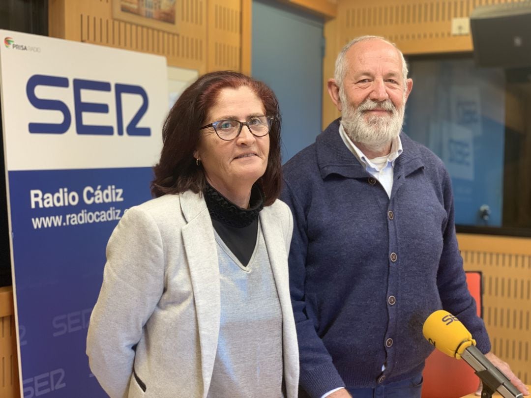 Lola Rodríguez, de CC.OO., y Antonio Pavón, de UGT, en los estudios de Radio Cádiz