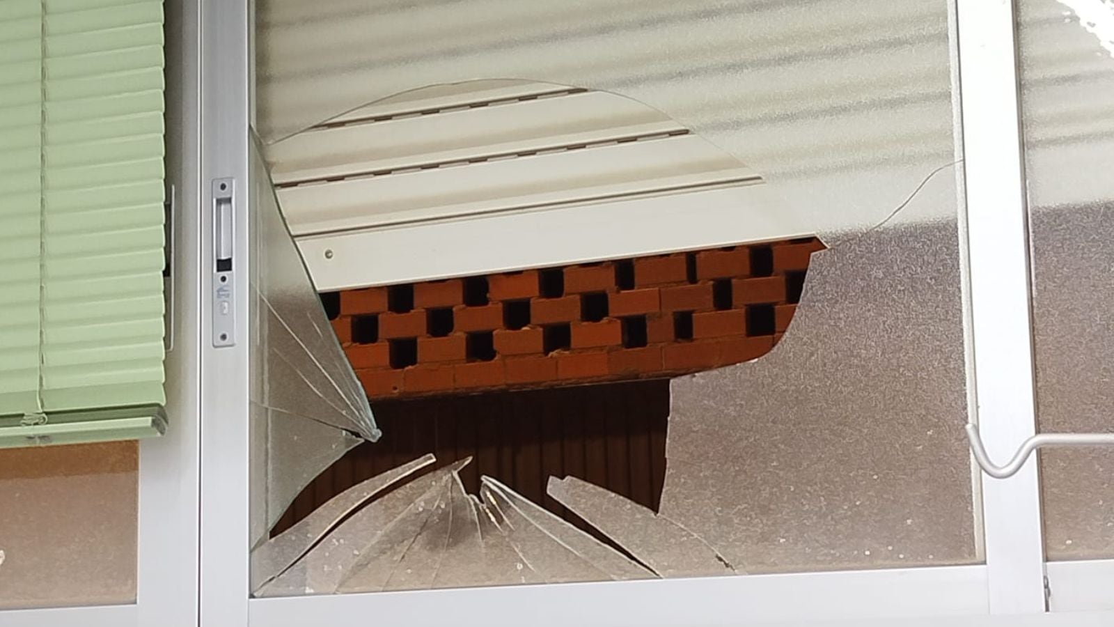 Imagen de la ventana dañada en el Centro de Salud de Cebolla (Toledo)