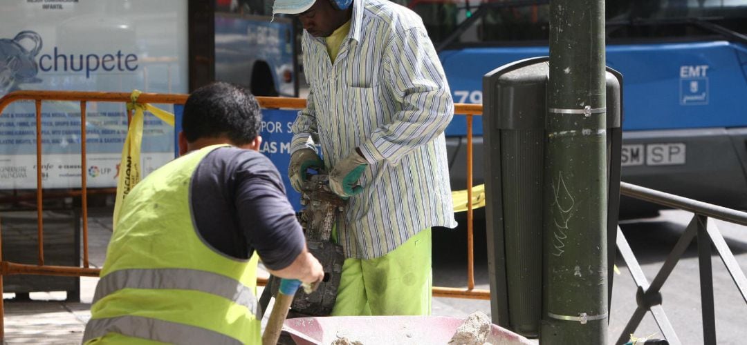 Inmigrantes trabajando en una imagen de archivo