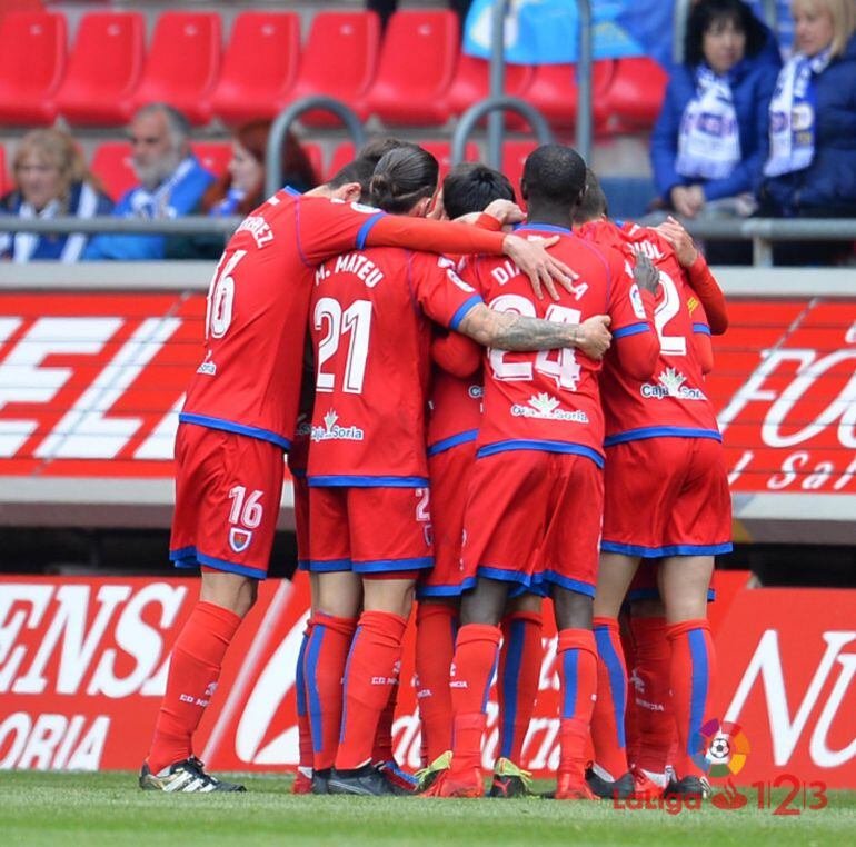 Los jugadores rojillos celebran uno de los goles del Numancia al Oviedo.