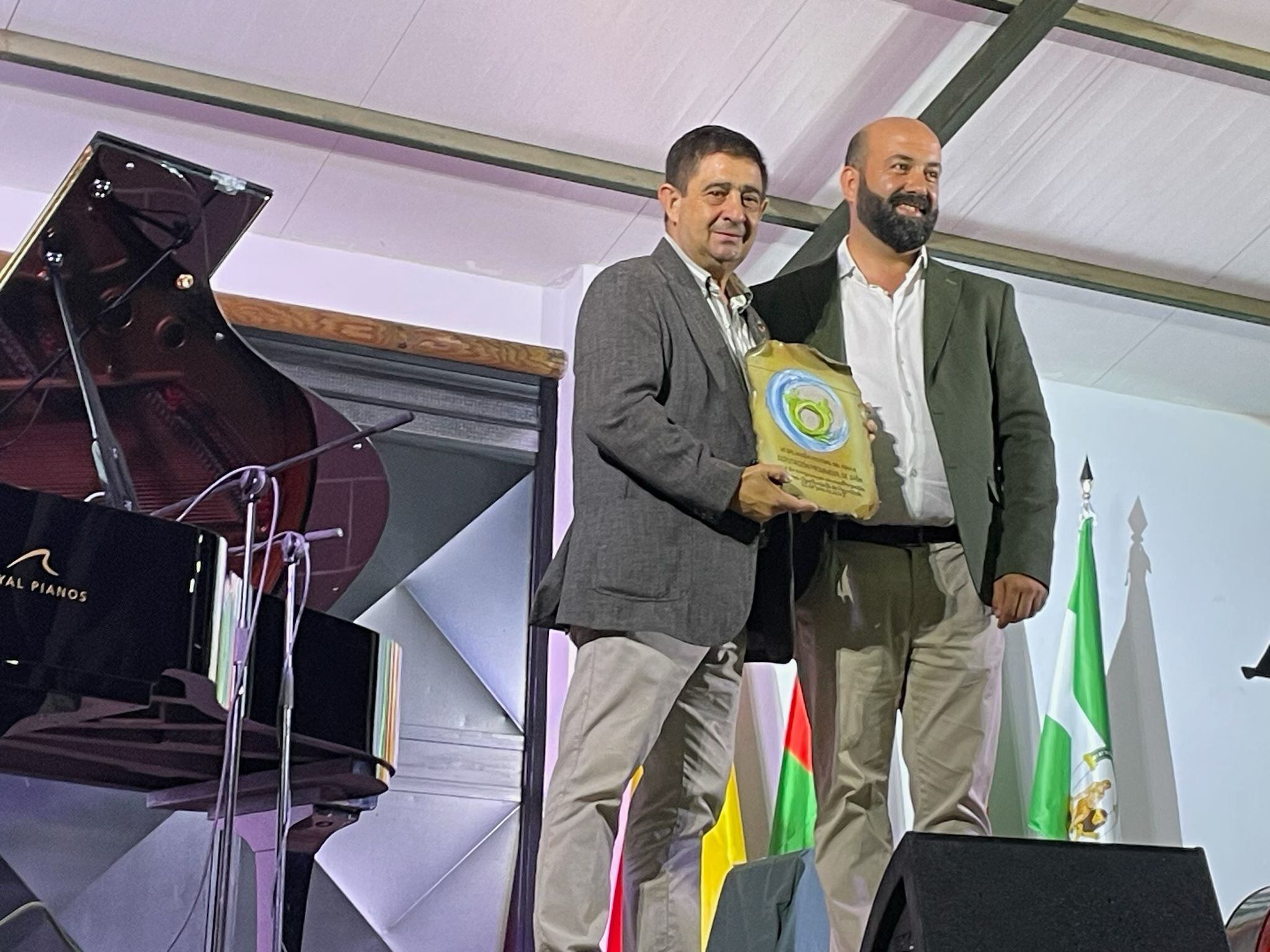 El presidente de la Diputación, Francisco Reyes (izqda), recoge el premio del Festival del Agua de manos del alcalde de Pozo Alcón, Iván Cruz (dcha).