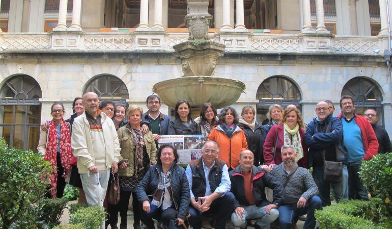 Foto de familia, con autoridades y representantes de los grupos participantes