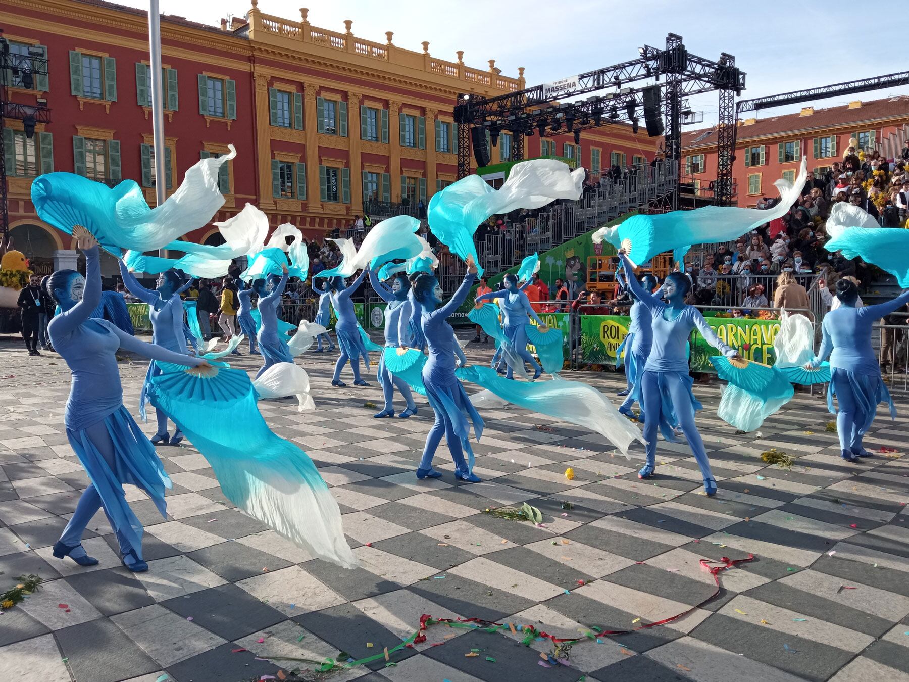 El Ballet de Ana Botella actuando en las calles de Niza