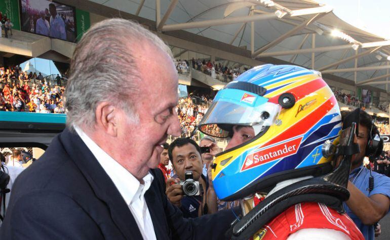 Fernando Alonso, piloto de Ferrari, y don Juan Carlos en Abu Dabi