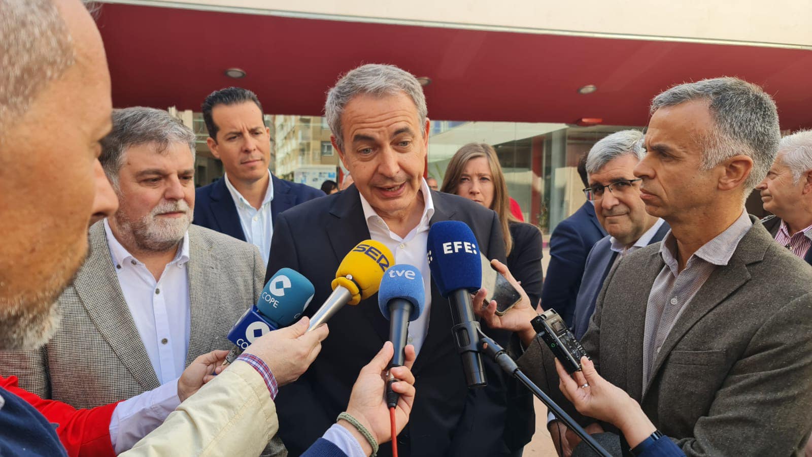 Zapatero atiende a los medios