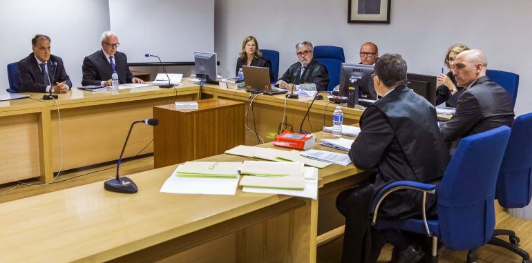 El presidente de la LFP, Javier Tebas, y el presidente de la Asociación de Futbolistas Españoles (AFE), Luis Rubiales, durante la vista celebrada en la Sala de lo Social de la Audiencia Nacional para decidir sobre las medidas cautelares solicitadas por la