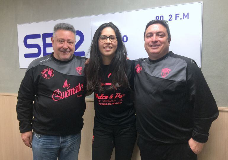 Javi Fernández (entrenador), Nuria Cañete (jugadora) y Gaspar Fernández (Pte.) del Elda Promesas Femenino