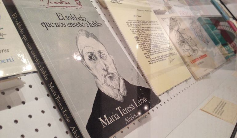 El candidato de IU a la presidencia de la Junta, Antonio Maíllo, presenta en la Fundación Alberti, en el Puerto de Santa María, el Manifiesto cultural de IU, que apoyan una treintena de artistas