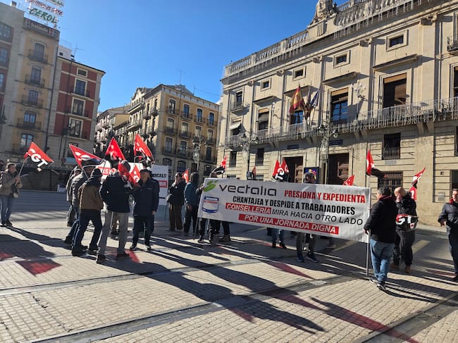 Los manifestantes en la Plaza de España ante el Ayuntamiento