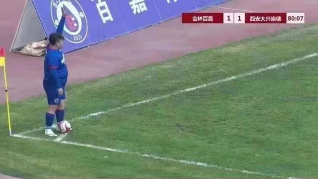 La imagen del hijo de He Shihua durante el partido en la segunda división de China