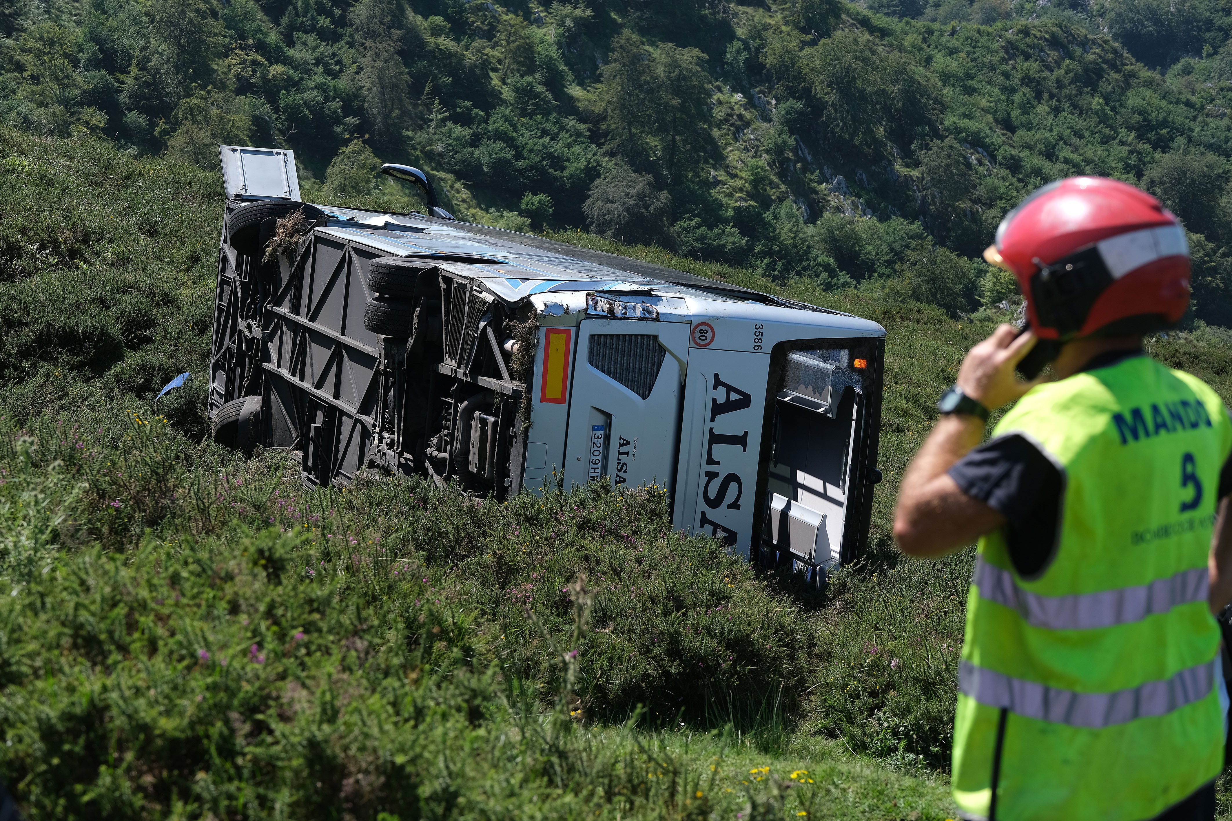 -FOTODELDÍA- LAGOS DE COVADONGA (ASTURIAS), 31/07/2023. - Siete personas han sido hospitalizadas por las contusiones y fracturas que han sufrido al despeñarse un autobús con 48 pasajeros, muchos de ellos niños, que hacía la ruta entre Covadonga y los Lagos, en el parque Nacional de los Picos de Europa, según fuentes de la compañía Alsa, Guardia Civil y 112 Asturias. EFE/Paco Paredes
