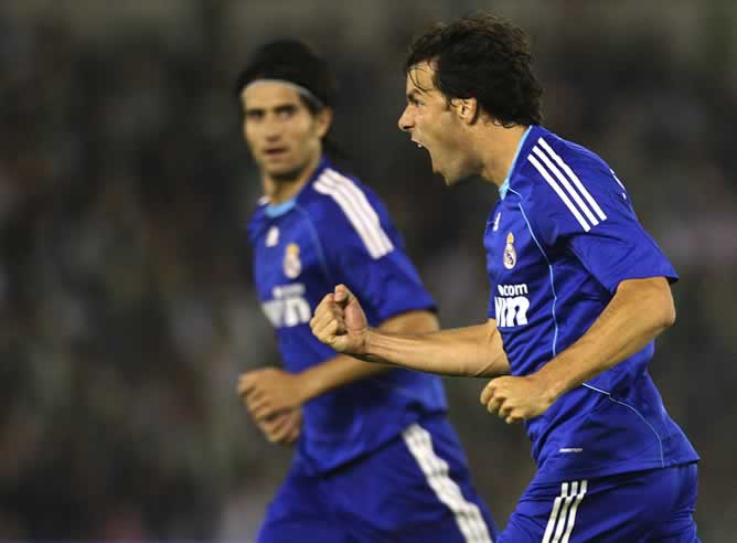 Van Nistelrooy celebra un gol