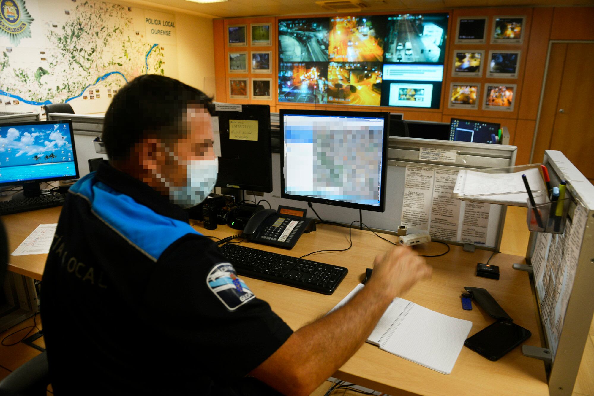 Sala central de control en la comisaría de la Policía Local de Ourense