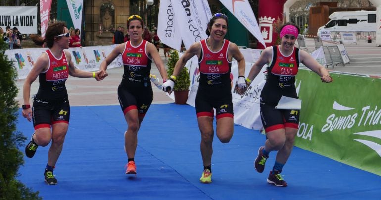 Pacheco, García, Peña y Calvo, del Deporama Joven In Triatlón Soriano, en la llegada de meta.